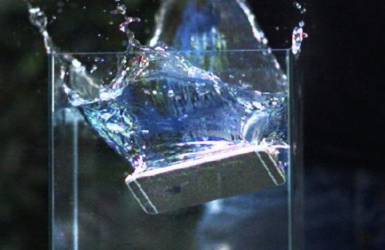 洗澡也不离身 iPhone7防水功能杠杠的-起点资